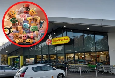 Sklep Biedronka z zewnątrz, w kółku grafika Gangu Zaradniaków z gazetki — 21 pluszowych postaci 