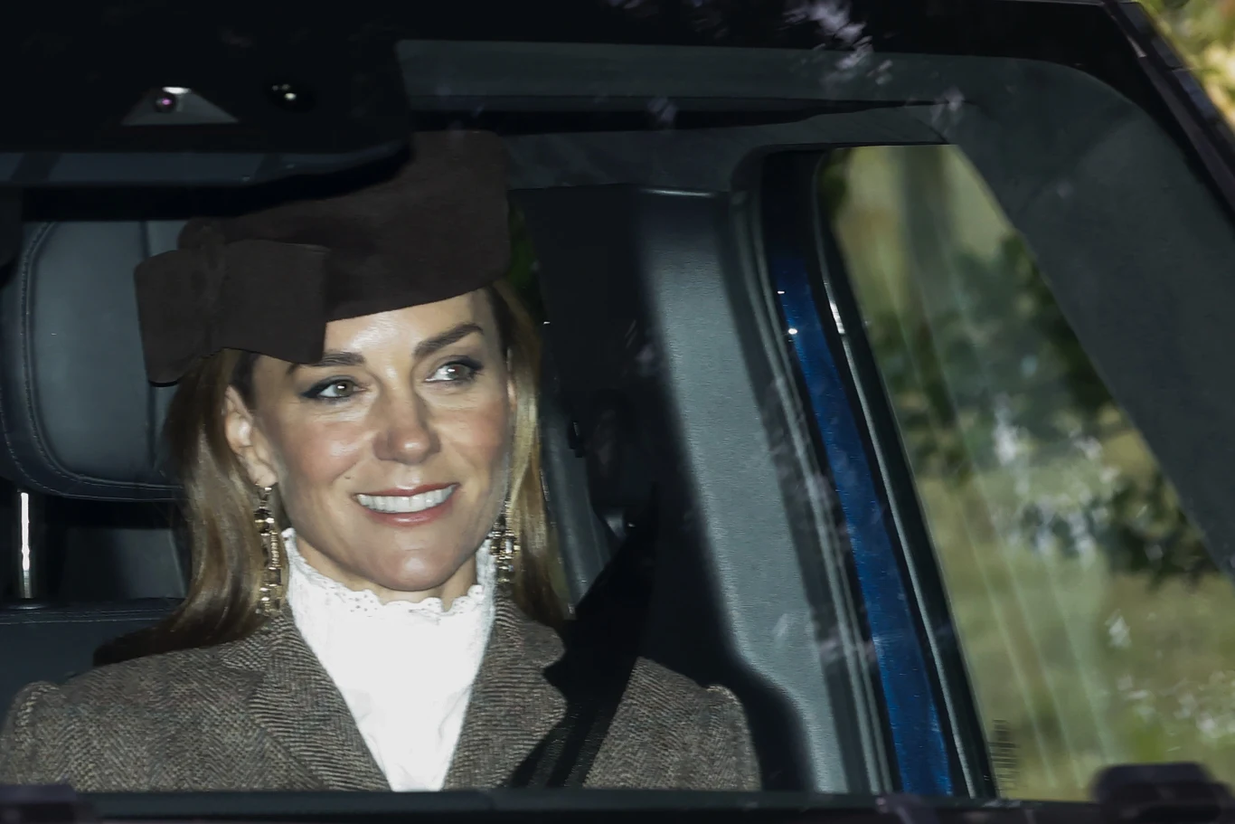 Księżna Kate przyłapana w aucie po wakacyjnej przerwie Księżna Kate wybrała romantyczną bluzkę i tweedową marynarkę. Tak nosi jesienny trend