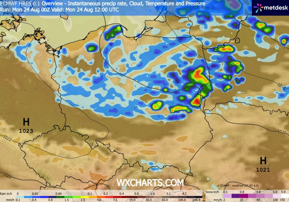 Pogoda nieprzyjemna będzie na północy i północnym wschodzie. Tam po południu mogą występować burze Mapa pogodowa Europy Środkowo-Wschodniej z dominującym systemem opadów i burz nad północno-wschodnią i środkową Polską, wyrażonymi silnymi obszarami w intensywnych kolorach, z wysokim ciśnieniem atmosferycznym widocznym na południu i zachodzie kontynentu.