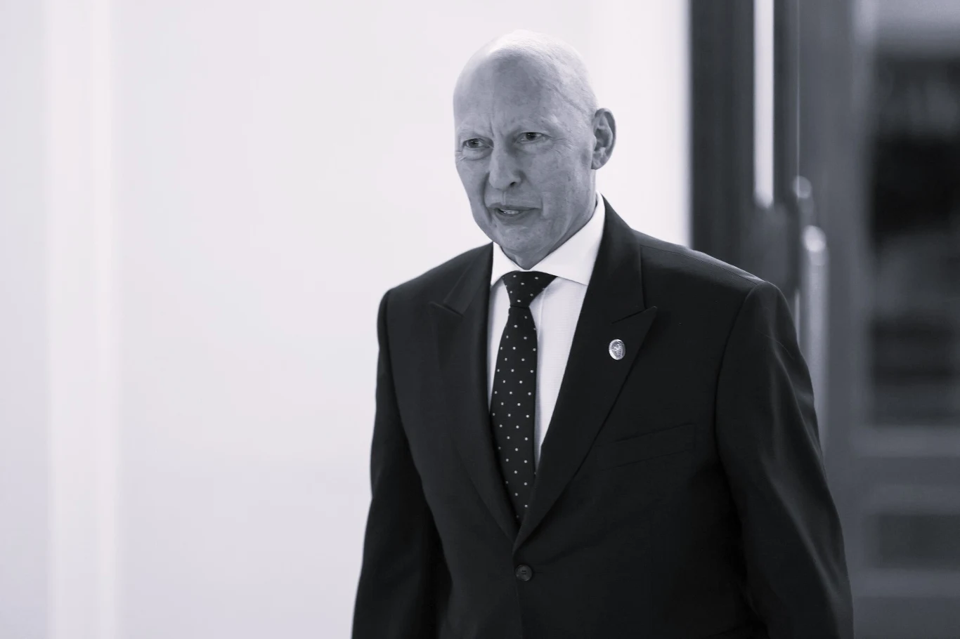 Gen. Mirosław Różański nie żyje Gen. Mirosław Różański w garniturze z krawatem, stojący w jasno oświetlonym wnętrzu.