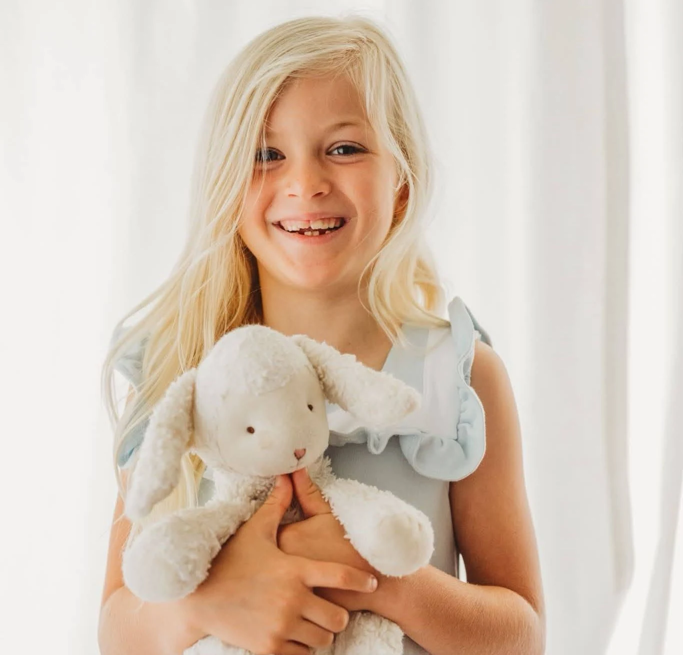 Rodzina potwierdziła śmierć 8-letniej Lillian Smart z Ruston w Luizjanie 8-letnia Lillian Smart z Ruston, Luizjana, trzyma białego pluszowego królika i się uśmiecha.