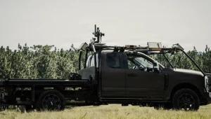 Autonomiczny pickup Forda F-250 wyposażony w system zwalczania dronów 