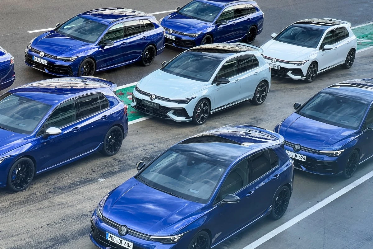 Golf R to najmocniejsza odmiana popularnego Volkswagena. Ma 333 KM i napęd na cztery koła 4Motion. Kilka Volkswagenów Golf R hatchback i kombi w kolorze niebieskim, ustawionych równolegle na asfalcie.