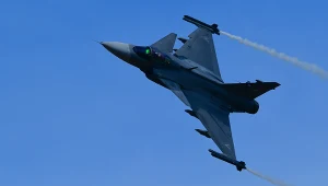 Katastrofa na Węgrzech. Rozbił się myśliwiec, pilot przeżył.