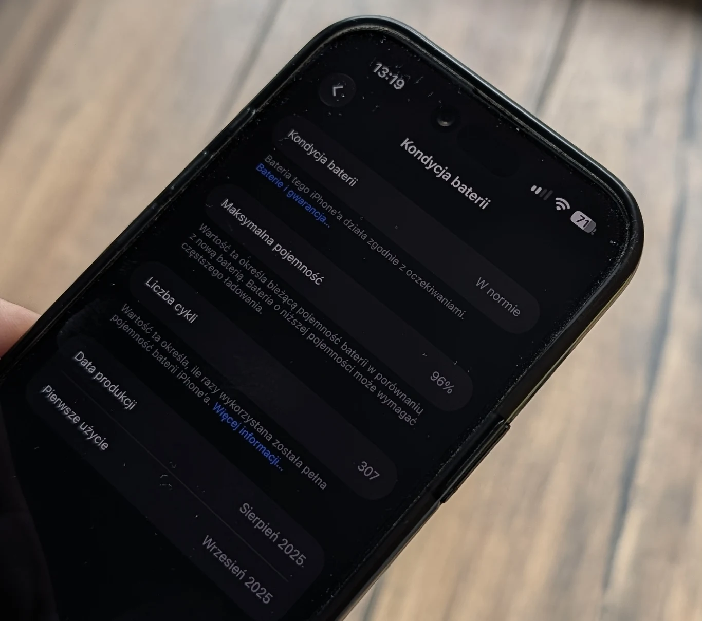 Kondycja baterii w iPhonie Air po 11 miesiącach codziennego użytkowania spadła do 96 proc. Ekran smartfona wyświetlający szczegóły dotyczące kondycji baterii, takie jak maksymalna pojemność na poziomie 96%, liczba cykli ładowania 307 oraz daty produkcji i pierwszego użycia.