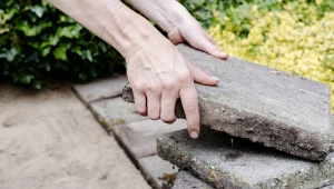 Holendrzy na potęgę usuwają betonowe płyty