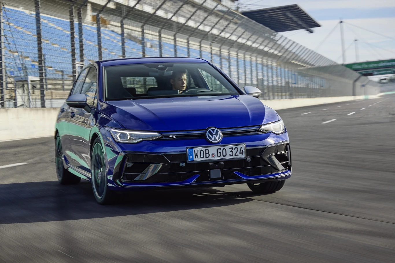 Volkswagen Golf R to samochód niezwykle mocny, ale też łatwy w prowadzeniu Niebieski Volkswagen Golf R podczas jazdy po torze wyścigowym, prowadzi mężczyzna skoncentrowany na jeździe.