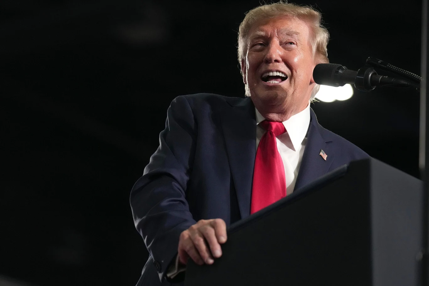 Donald Trump ruszył do Karoliny Południowej, by upewnić się, że Darline Graham wygra tamtejsze prawybory Donald Trump w ciemnym garniturze i czerwonej krawacie przemawia do mikrofonu w Karolinie Południowej.