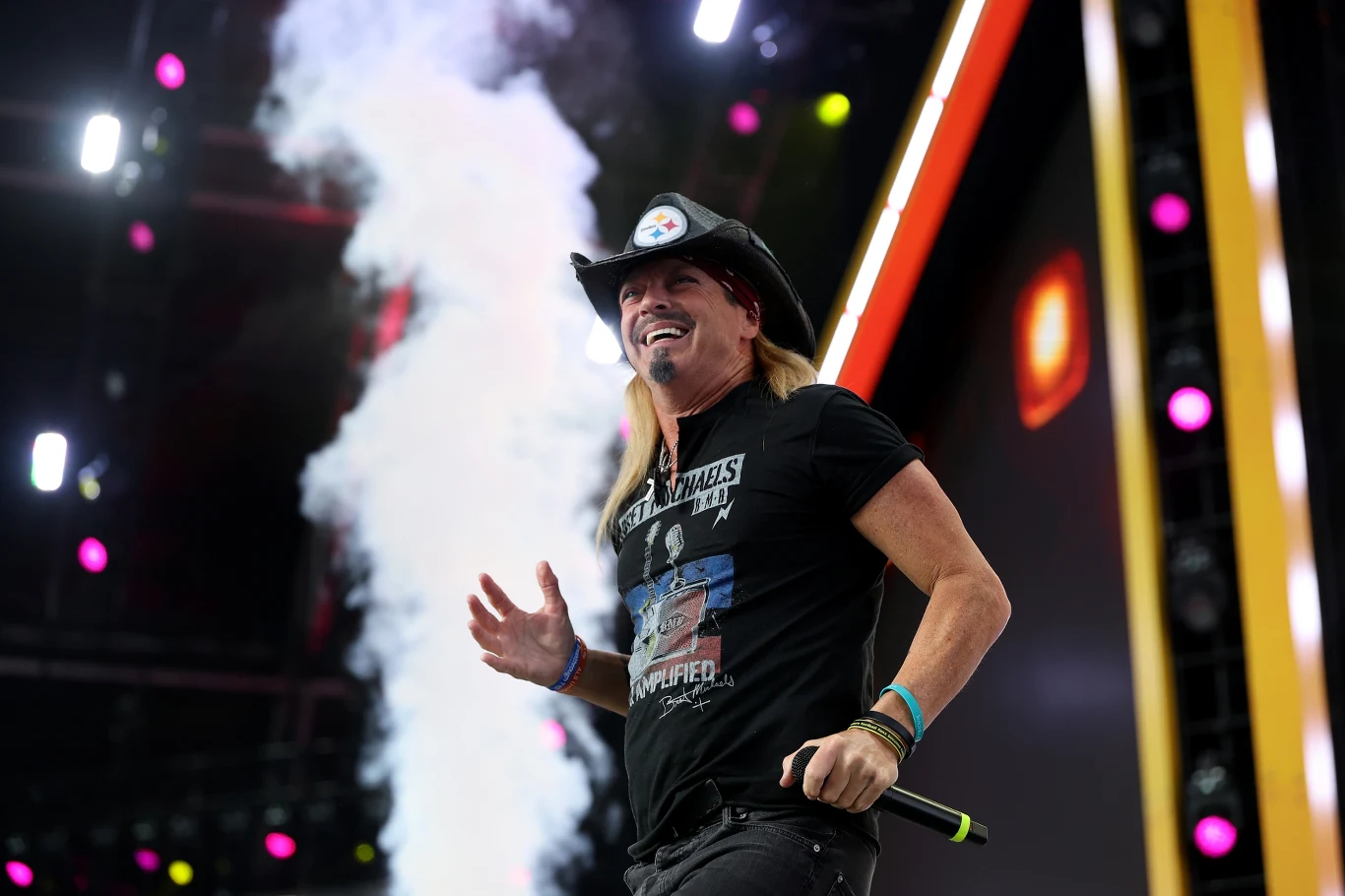 Bret Michaels musi zrobić sobie kilkumiesięczną przerwę Bret Michaels w kowbojskim kapeluszu i czarnej koszulce występuje na scenie wśród dymu i kolorowych świateł.