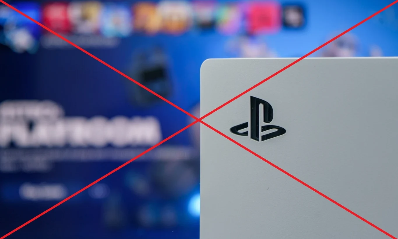 PlayStation 5 Konsola PlayStation 5 z widocznym logo, przecięta czerwoną linią X, na tle rozmytego ekranu TV.