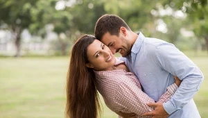 Single mają dość Tindera. Wraca sposób randkowania sprzed ery aplikacji