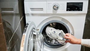 Pierzesz buty w pralce? Zrób to w ten sposób, a się nie zniszczą 