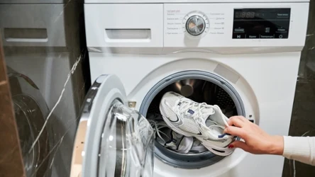 Zanim wrzucisz buty do pralki, włóż do niej jeszcze to. Uchronisz je przed zniszczeniem. 