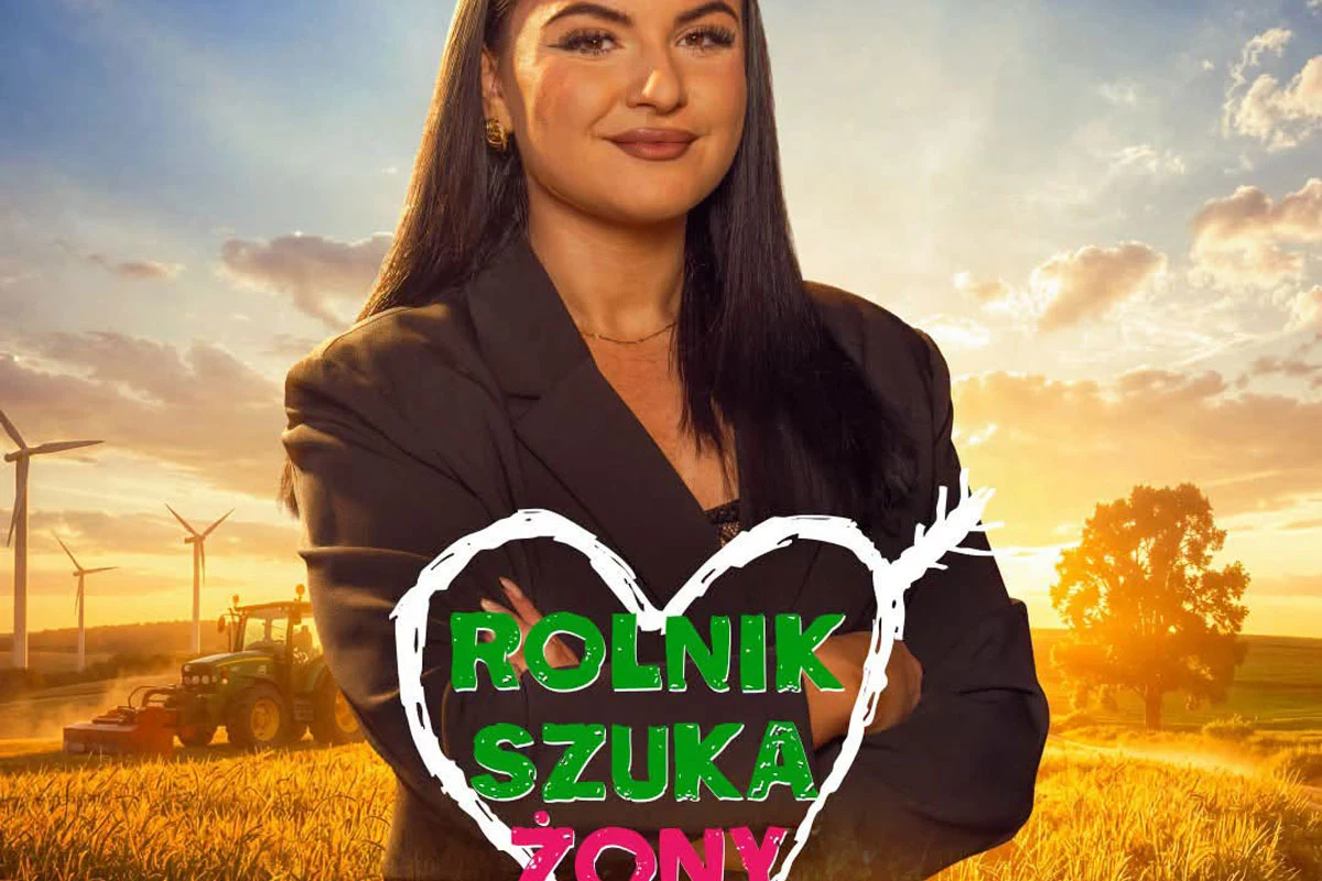 Justyna to jedna z uczestniczek nowej edycji programu "Rolnik szuka żony" Justyna, uczestniczka programu "Rolnik szuka żony", stoi na polu przy traktorze i wiatrakach, widoczne logo programu.