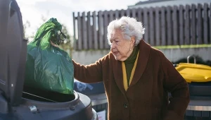 W tej sytuacji seniorzy unikną opłaty za śmieci. Potrzebny wniosek