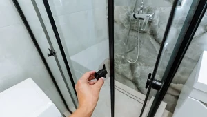 Wymieszaj z wodą i nałóż na szybę. Prysznic będzie lśnił jak nowy