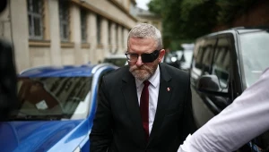 Europoseł Grzegorz Braun przed budynkiem IPN w Krakowie