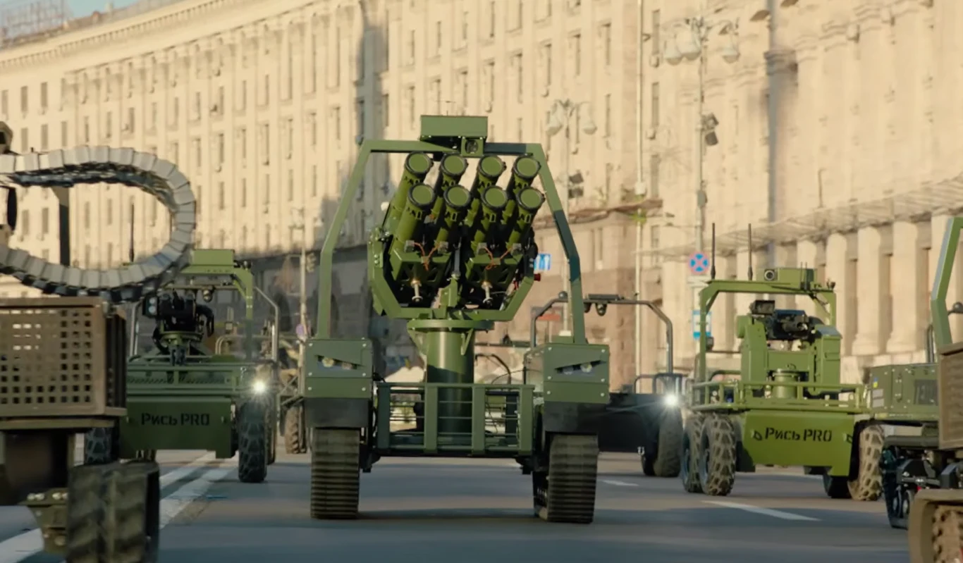 Ukraina pokazała przyszłość wojny. Drony i roboty przejechały ulicami Kijowa Kolumna autonomicznych pojazdów wojskowych z wyrzutniami rakiet przejeżdża ulicą Kijowa wśród budynków.