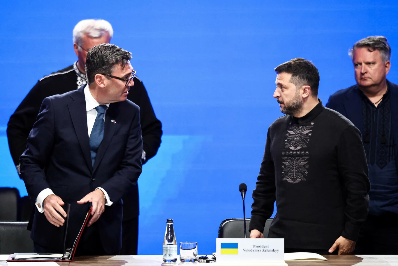 Premier Wielkiej Brytanii Andy Burnham i prezydent Ukrainy Wołodymyr Zełenski Premier Wielkiej Brytanii Andy Burnham i prezydent Ukrainy Wołodymyr Zełenski przy stole konferencyjnym.