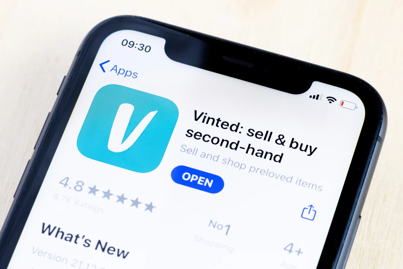 Ekran smartfona z widoczną aplikacją Vinted, prezentującą ocenę 4.8, ikonę aplikacji oraz przycisk otwarcia na stronie sklepu z aplikacjami.