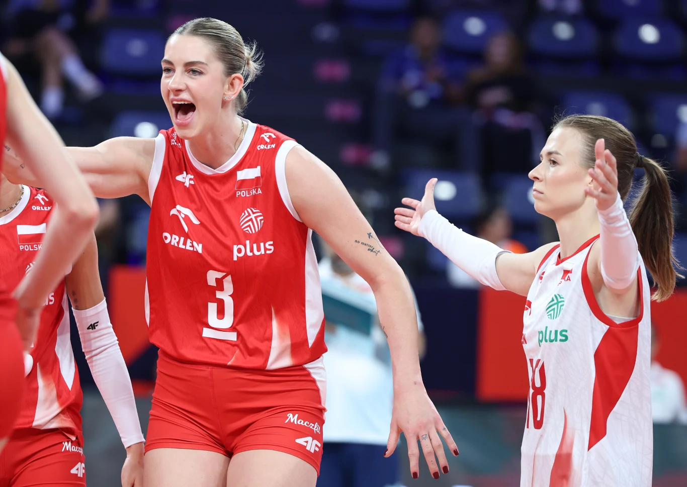 Magdalena Stysiak była liderką polskiej ofensywy w meczu ze Słowenią Dwie polskie siatkarki w czerwonych strojach na boisku podczas meczu z reprezentacją Słowenii.