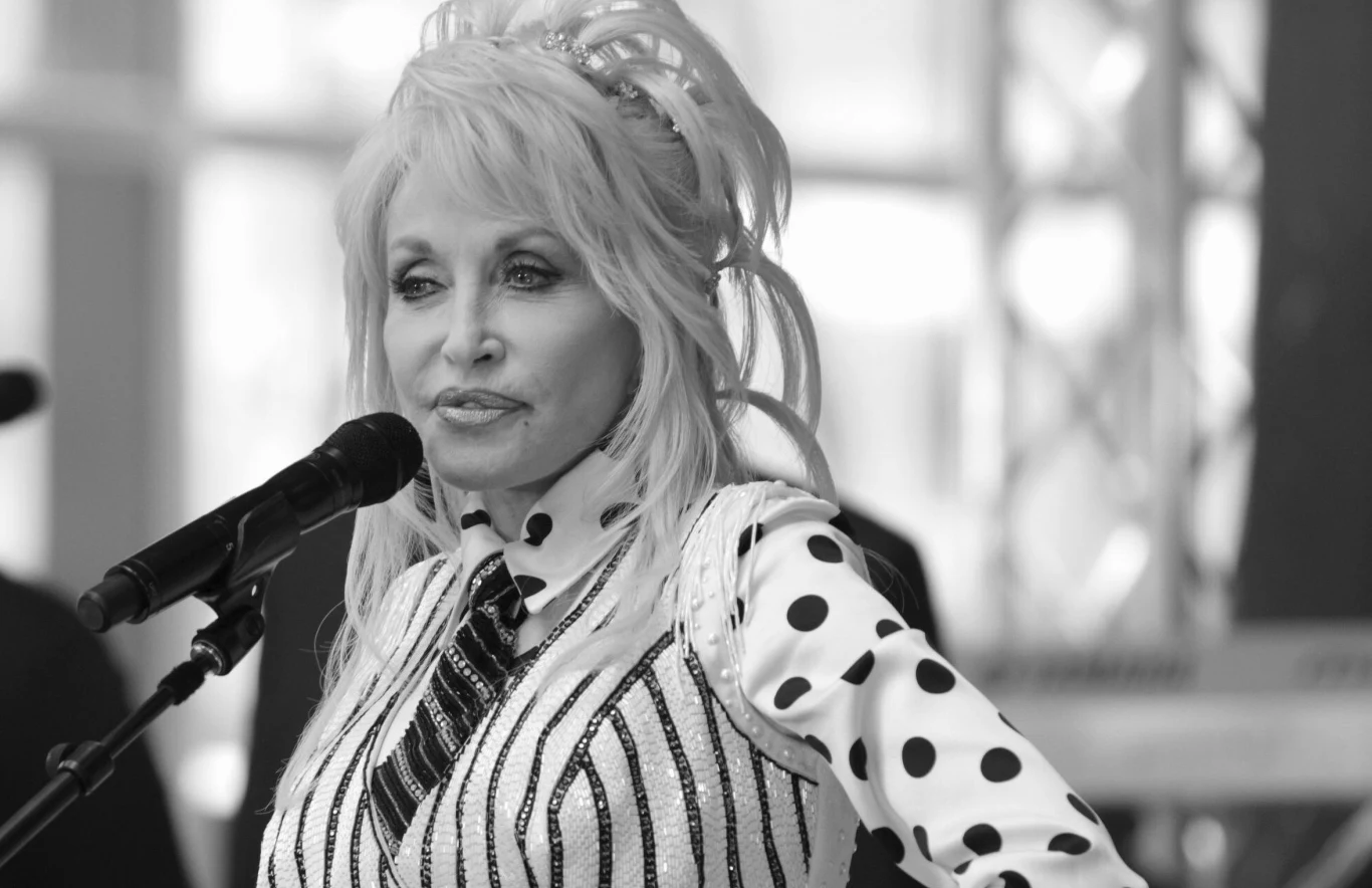 dolly-parton-nie-yje-ikona-muzyki-country-mia-a-80-lat-pomponik-w