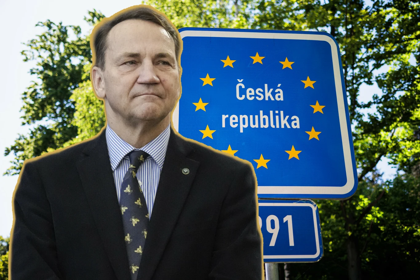 Radosław Sikorski komentuje akcję dezinformacyjną wokół Zaolzia Radosław Sikorski na tle znaku granicznego z Czechami.