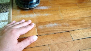 Białe plamy i rysy na podłodze zamaskujesz idealnie. Bez wydawania fortuny