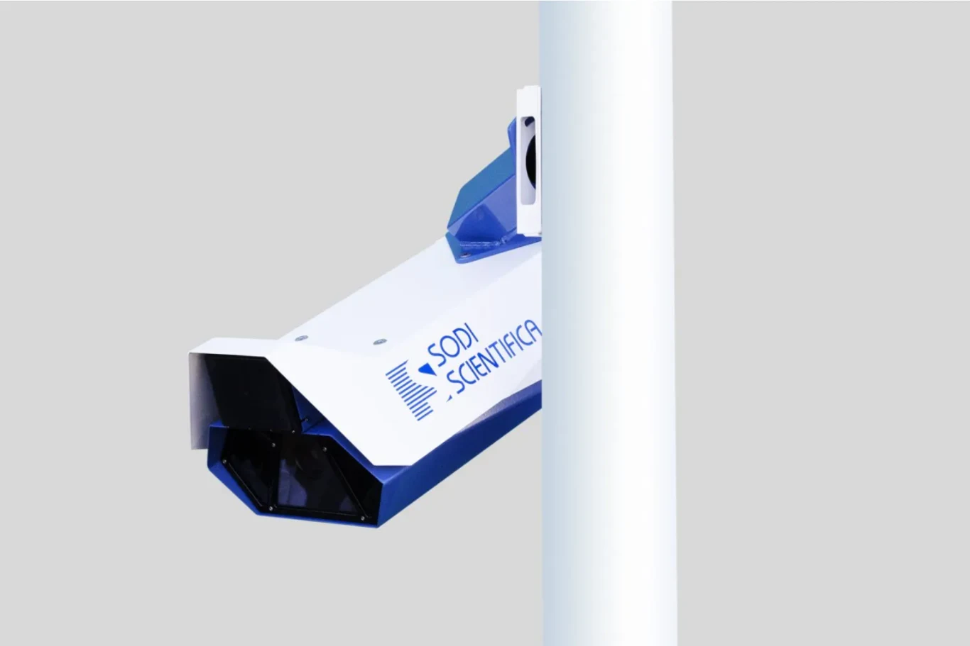 Nowoczesny fotoradar z AI został już zamontowany na jednej z włoskich autostrad. Nowoczesna kamera inspekcyjna Sodi Scientifica zamontowana na białym słupie, skierowana na zewnątrz w celu monitoringu lub analizy ruchu.