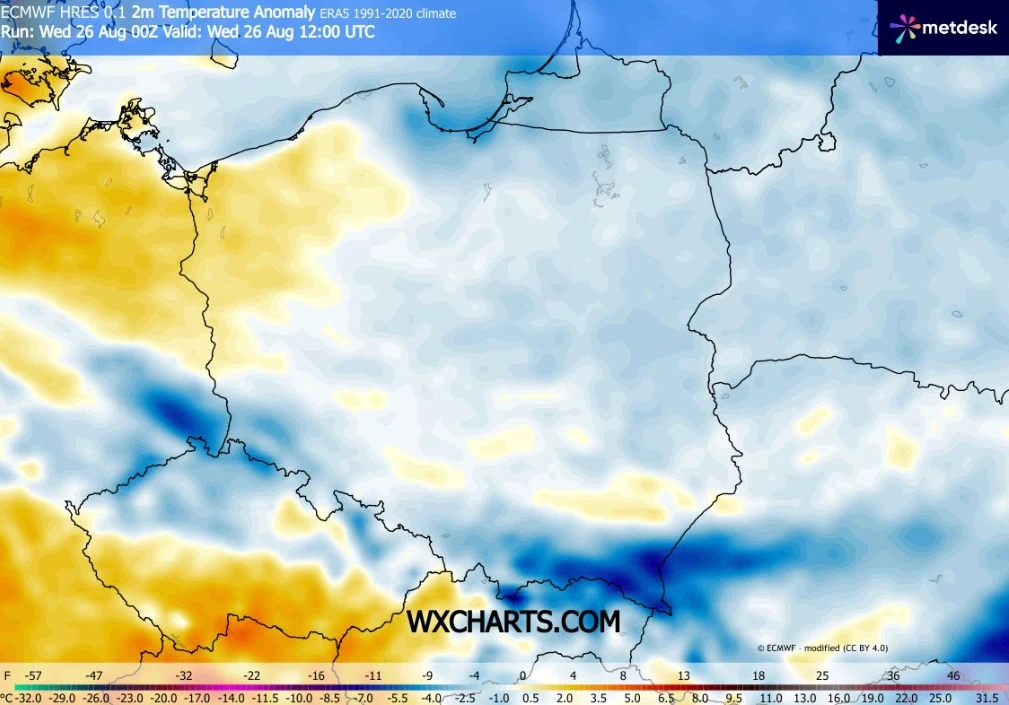 Mapa anomalii temperatury powietrza w Polsce i krajach sąsiednich, z przewagą chłodnych odcieni błękitu nad większością terytorium Polski w kontraście do cieplejszych, żółto-pomarańczowych barw na zachodzie i południowym zachodzie Europy Środkowej.
