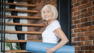 Framuga zamiast sprzętu fitness. Trening "w progu" robią osoby 60+