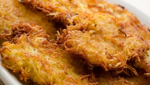 Placki ziemniaczane w tym wydaniu potrafią zaskoczyć smakiem.