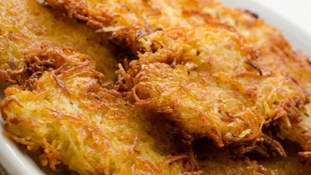 Placki ziemniaczane w tym wydaniu potrafią zaskoczyć smakiem.