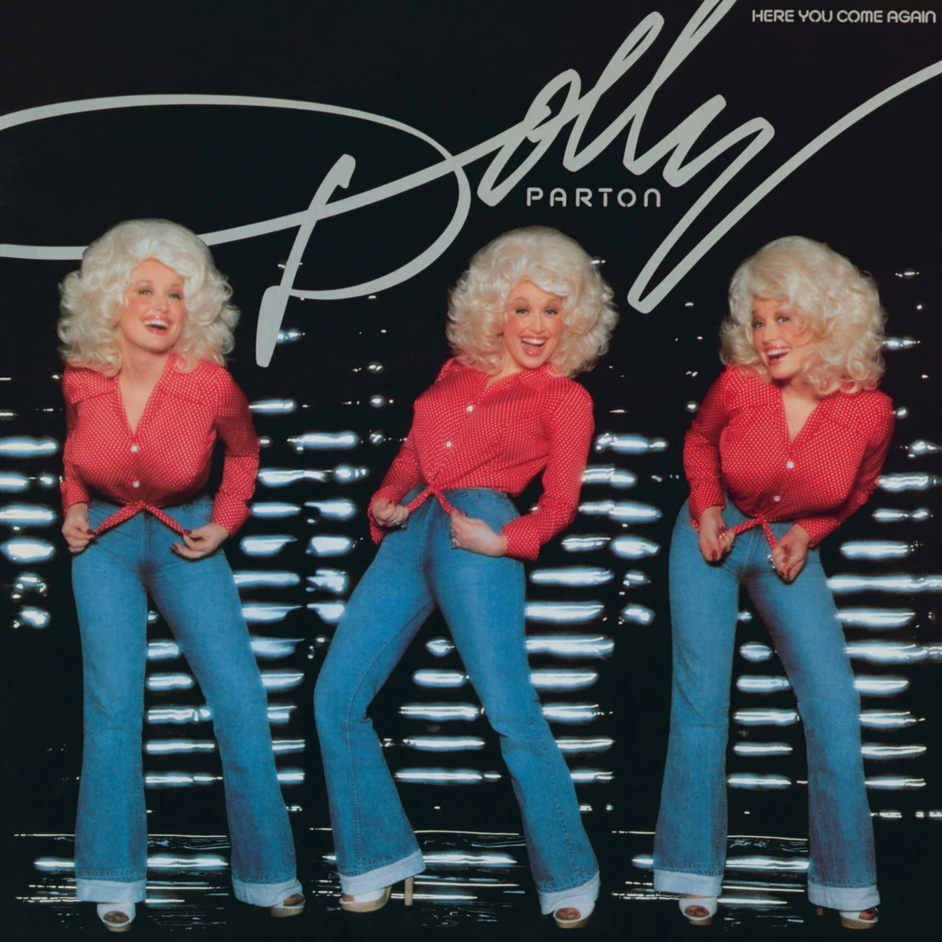 Ta stylizacja z okładki płyty "Here You Come Again" Dolly Parton przeszła do historii Trzy postaci kobiece w identycznych stylizacjach: blond peruki z burzą loków, czerwone koszule w białe grochy, dżinsowe dzwony i białe buty na platformie, na tle czarnych poziomych pasów ze świetlnym efektem; duży podpis „Dolly Parton” w górnej części ...