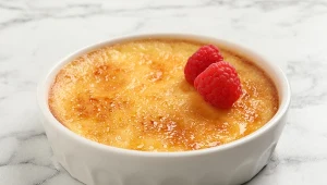 Crème brûlée to waniliowy, francuski deser z cukrową skorupką 