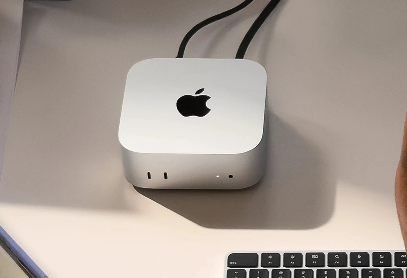 Nowy Mac Mini z Apple M6 i M5 Pro. Znamy polskie ceny. Apple Mac Mini z procesorem M6 lub M5 Pro na jasnym biurku obok klawiatury, podłączony przewodami.