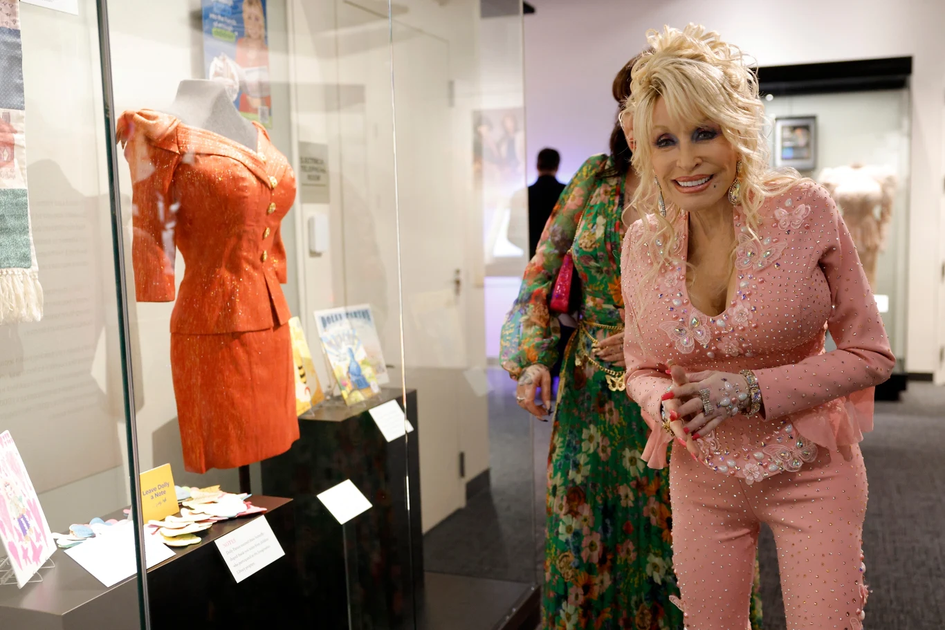 Moda w życiu Dolly Parton była czymś więcej, niż ubraniami. Była środkiem wyrazu Styl Dolly Parton przeszedł do historii. Te kreacje wyprzedzały trendy