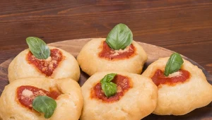 Małe pizze bez piekarnika. Neapolitańczycy podają je z pomidorami, serem i bazylią
