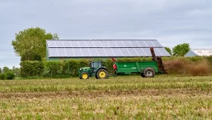 Agrowoltaika to jednoczesne wykorzystanie tego samego obszaru ziemi do upraw rolnych i produkcji energii elektrycznej z paneli słonecznych