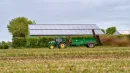 Agrowoltaika to jednoczesne wykorzystanie tego samego obszaru ziemi do upraw rolnych i produkcji energii elektrycznej z paneli słonecznych
