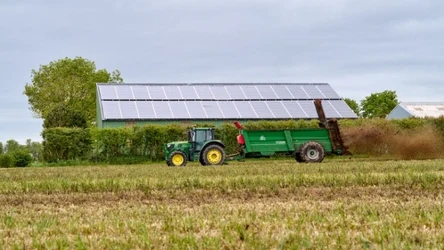 Agrowoltaika to jednoczesne wykorzystanie tego samego obszaru ziemi do upraw rolnych i produkcji energii elektrycznej z paneli słonecznych