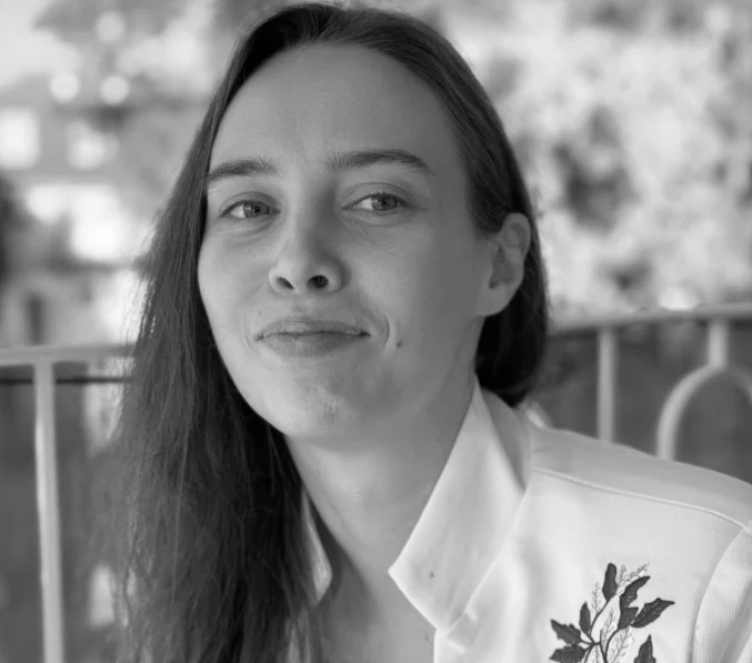 Natalia Falkiewicz Natalia Falkiewicz w jasnej marynarce z roślinnym haftem, patrzy w stronę obiektywu.