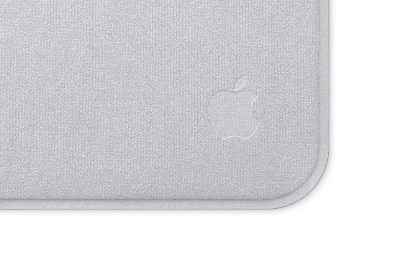 Apple wprowadza do oferty nową ściereczkę. Znamy cenę. Jasnoszara ściereczka Apple z tłoczonym logo w prawym dolnym rogu i zaokrąglonym narożnikiem.