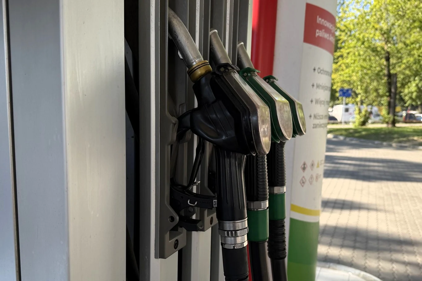 Nie wszystkie stacje stosują się do maksymalnych cen paliw. Sprawdziłem. Dystrybutory paliwa ustawione w rzędzie na stacji benzynowej.