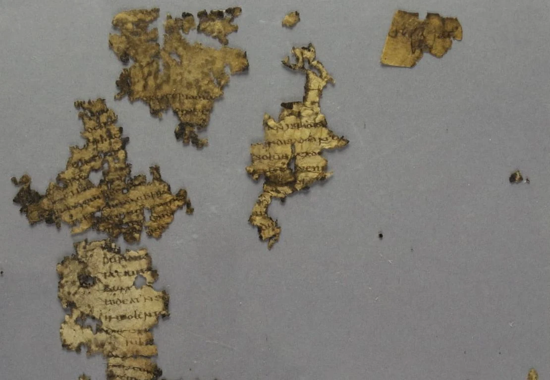 50 fragmentów pergaminu ujawniło zapomnianą rzymską księgę. Tekst ma ponad 1600 lat Porozrywane fragmenty pergaminu z wyblakłym, starożytnym tekstem na szarym tle.