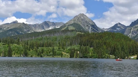 Szczyrbskie Jezioro w Tatrach Wysokich leży na wysokości 1346 m n.p.m.