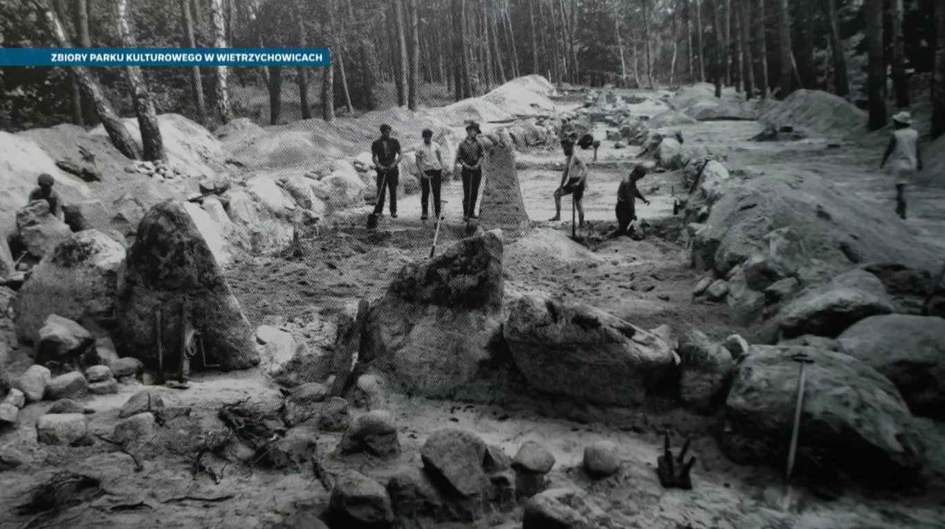 Każdy grobowiec, który został odnaleziony, archeolodzy rozebrali i sprawdzili, co się kryje w środku. Grupa osób pracujących przy wykopaliskach archeologicznych w lesie, pośród dużych głazów i ziemnych wykopów.