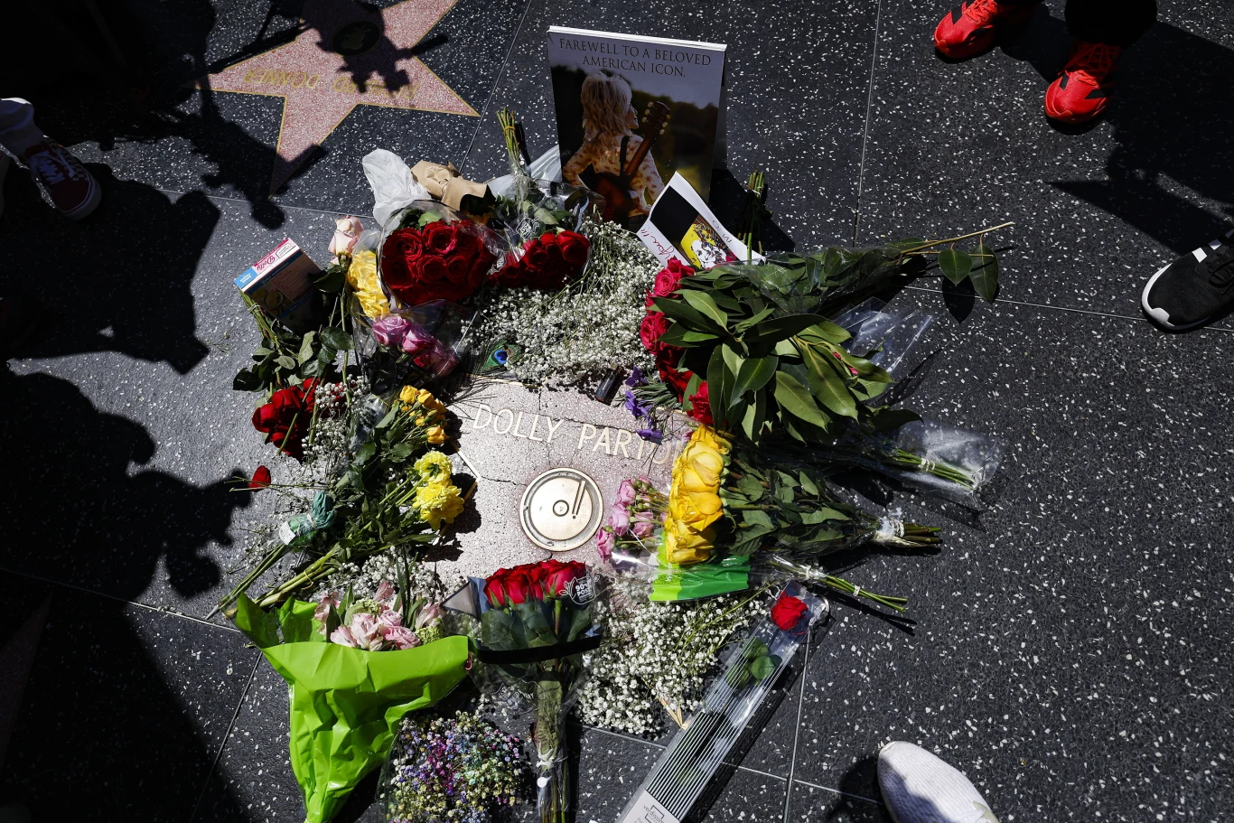 Bukiety kwiatów spoczęły na gwieździe Dolly Parton w Alei Sław w Los Angeles tuż po jej śmierci Gwiazda Dolly Parton na Walk of Fame otoczona licznymi kwiatami, zdjęciami i upominkami złożonymi jako wyraz hołdu.