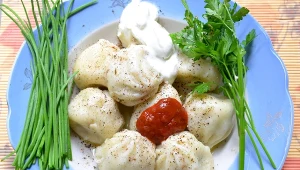 Gruzińskie pierożki wypełnione soczystym farszem to prawdziwy hit
