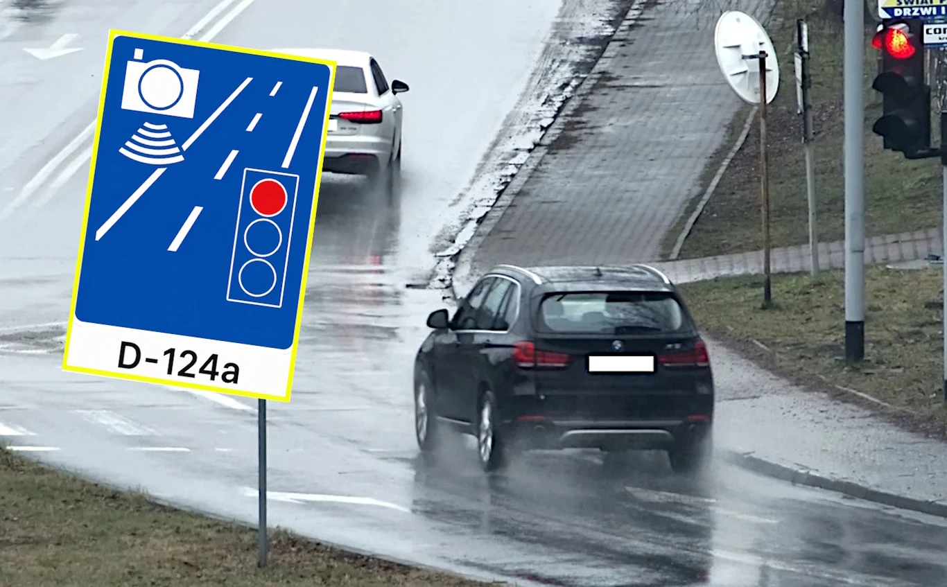 Znak D-124a ma ostrzegać o systemie Red Light Dwa samochody jadące mokrą jezdnią przy sygnalizacji świetlnej, obok znak informujący o rejestracji przejeżdżających na czerwonym świetle.